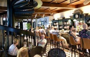 Long Bar – Littering is encouraged › Weltrentner